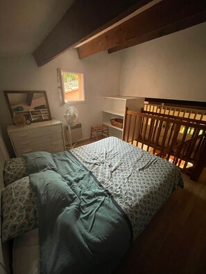 2 habitaciones y tabla de planchar con plancha 