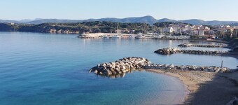 Quiet cottage. Coudoulière. Beaches and shops 5 minutes' walk. Ideal for families