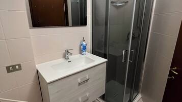 Haartrockner, Bidet, Handtücher, Toilettenpapier