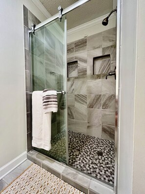 Dusche, Haartrockner, Handtücher, Seife