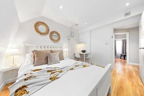 3 bedrooms, iron/ironing board, WiFi, bed sheets