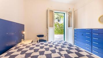 3 habitaciones, tabla de planchar con plancha y ropa de cama
