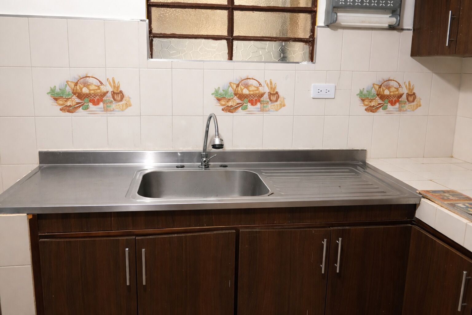 Fridge, stovetop, cookware/dishes/utensils, dining tables