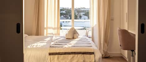 Apartamento grand, 1 cama Queen e sofá-cama, sacada | Escrivaninha, espaço de trabalho para notebook, Wi-Fi de cortesia