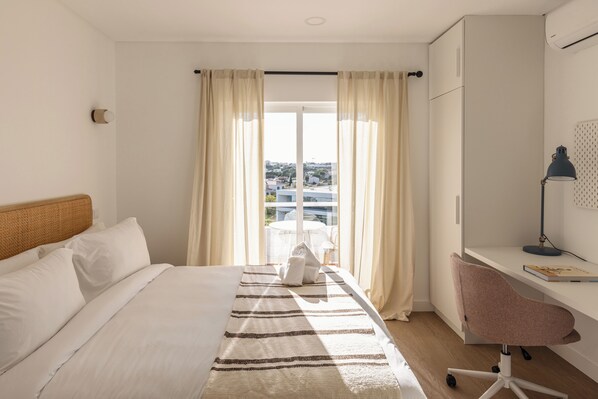 Appartement, balkon | Een bureau, een laptopwerkplek, gratis wifi