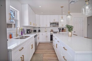 Private kitchen - Create Memories 4br/3ba Near Riverwalk & Downtown! (San Antonio)