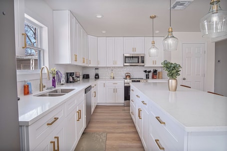 House (4 Bedrooms) | Private kitchen | Microwave, oven, coffee/tea maker, dining tables