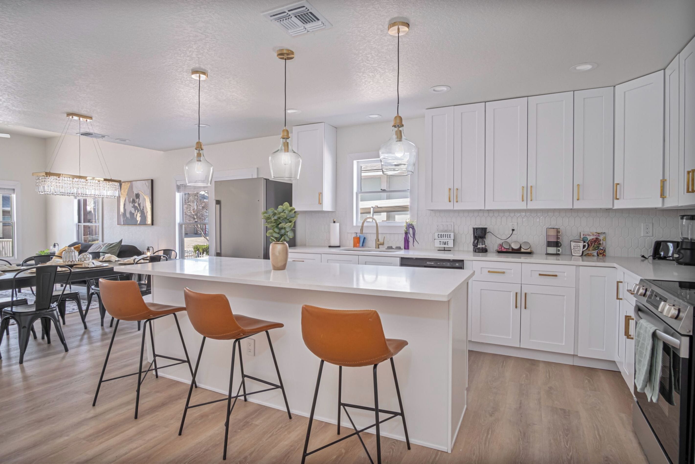 Casa (4 Bedrooms) | Cocina privada | Microondas, horno, cafetera y tetera y comedor 