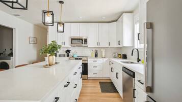 Casa (4 Bedrooms) | Cocina privada | Microondas, horno y cafetera y tetera