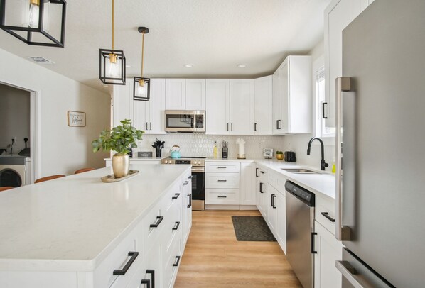 House (4 Bedrooms) | Private kitchen | Microwave, oven, coffee/tea maker - Stylish & Spacious Comfort 4br/3ba Downtown Gem! (San Antonio)