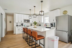 Hus (4 Bedrooms) | Privat køkken | Mikrobølgeovn, ovn, kaffe-/temaskine