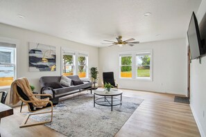 Hus (4 Bedrooms) | Stue | 50-tommers tv med digitale kanaler