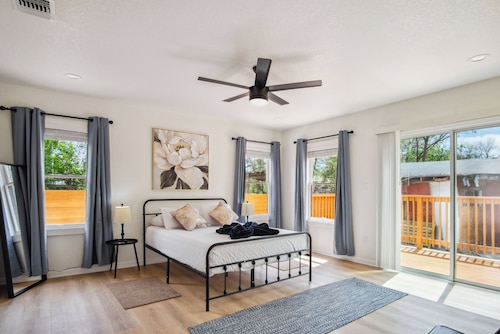 Stylish & Spacious Comfort 4br/3ba Downtown Gem!