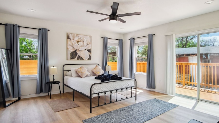 Stylish & Spacious Comfort 4br/3ba Downtown Gem!