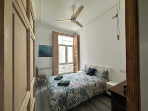 3 habitaciones, tabla de planchar con plancha, wifi y ropa de cama 