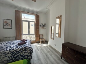 3 quartos, ferros/tábuas de passar roupa, Wi-Fi, roupa de cama