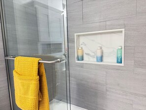 Séchoir à cheveux, bidet, serviettes fournies, savon