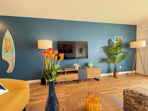 Smart TV - Oceanfront Escape - Steps to Beach - Stunning Views & Balcony (Redondo Beach)