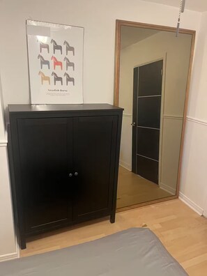 3 habitaciones, escritorio, tabla de planchar con plancha y wifi