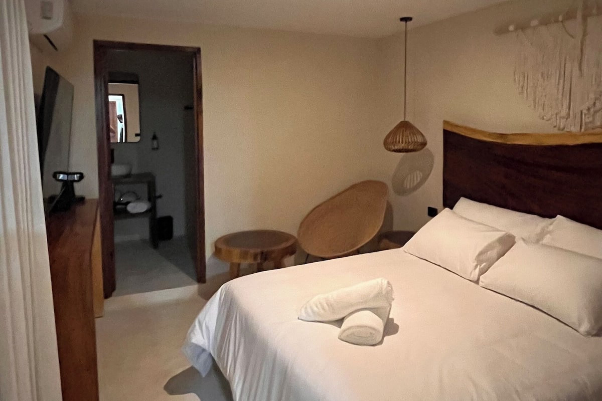 Deluxe kamer, balkon, uitzicht op strand | Een strijkplank/strijkijzer, gratis wifi