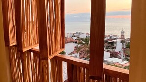 A balcony with a view of the sea and buildings. - Hotel Boutique Alcalá Vallarta (Puerto Vallarta)