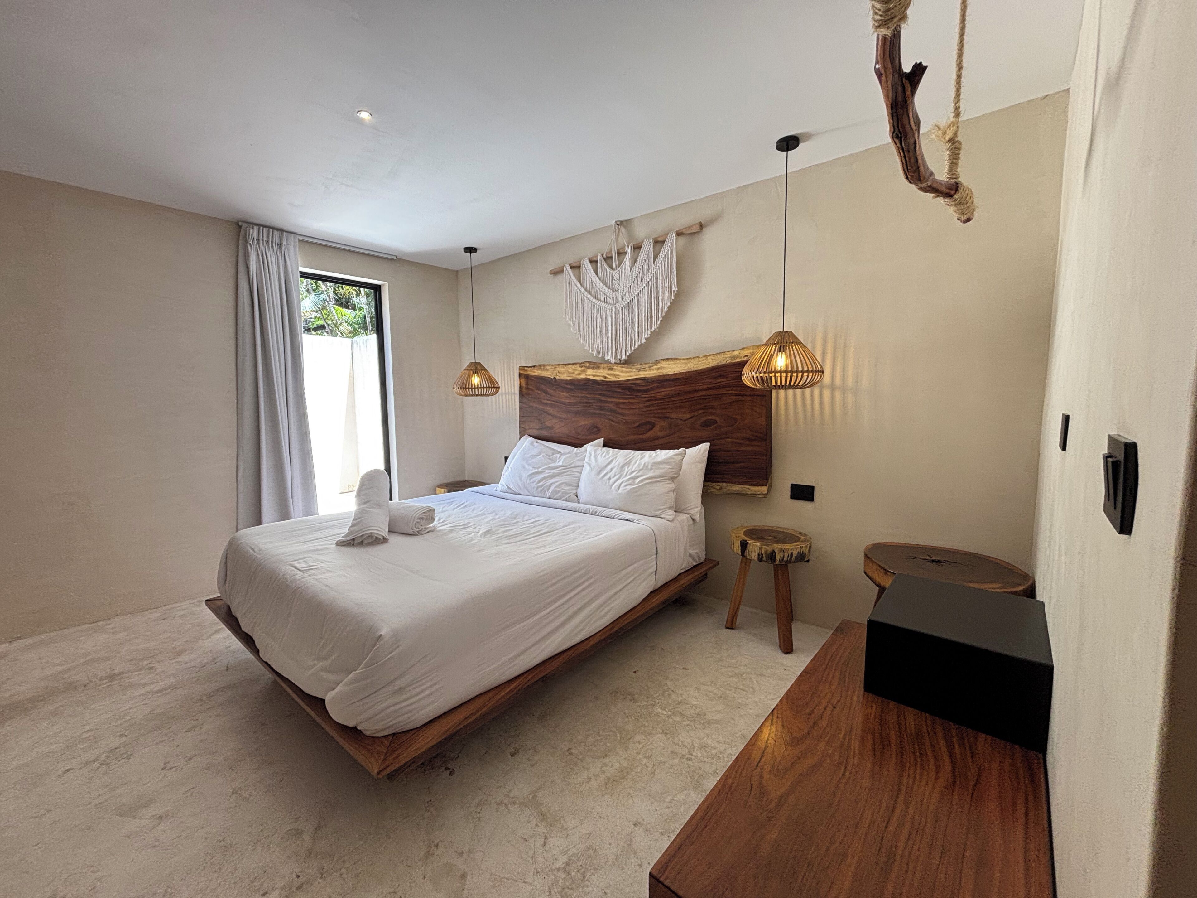 Quarto luxo | Quartos à prova de som, ferros/tábuas de passar roupa, Wi-Fi de cortesia