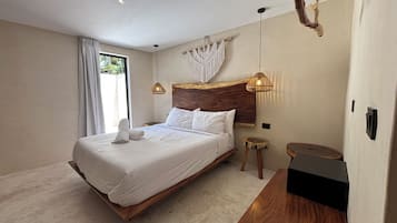 Quarto luxo | Quartos à prova de som, ferros/tábuas de passar roupa, Wi-Fi de cortesia