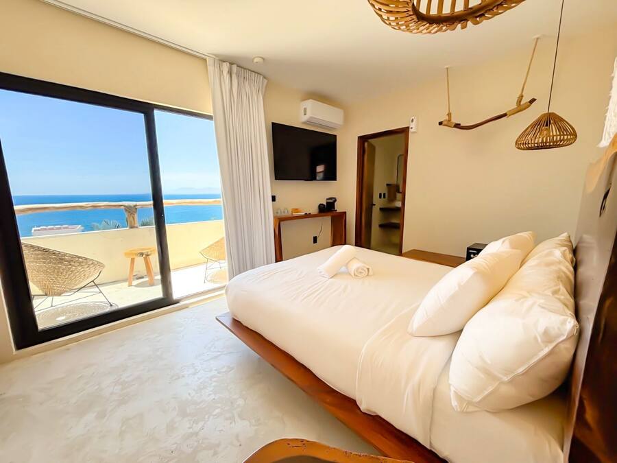 Quarto, 1 cama Queen, vista para o mar | Quartos à prova de som, ferros/tábuas de passar roupa, Wi-Fi de cortesia