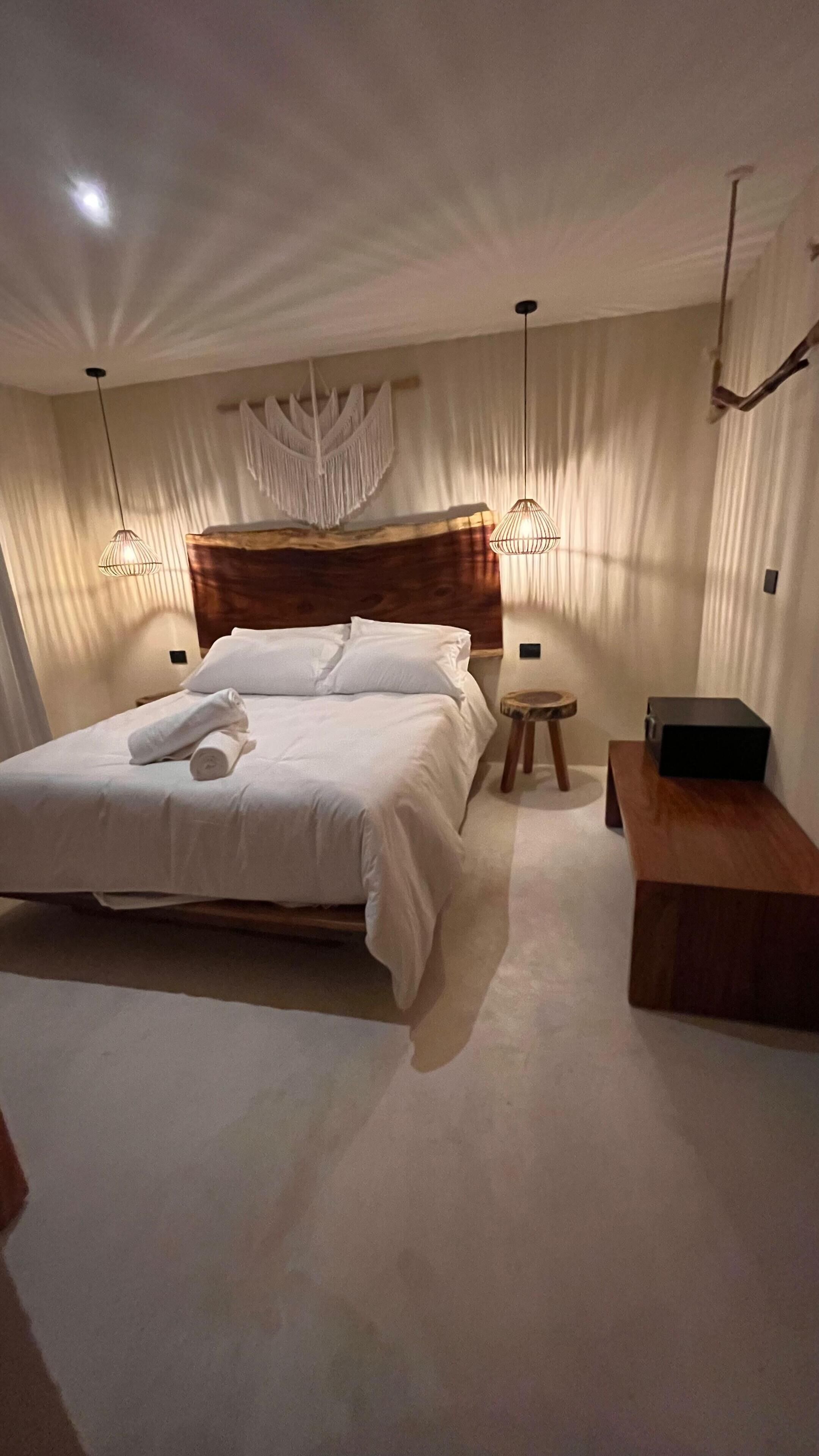 Quarto luxo, vista para o mar | Quartos à prova de som, ferros/tábuas de passar roupa, Wi-Fi de cortesia