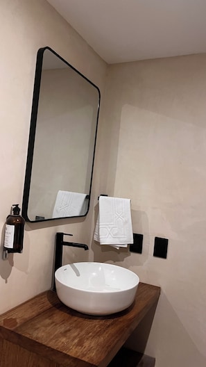 Ducha, secador de pelo, toallas, jabón