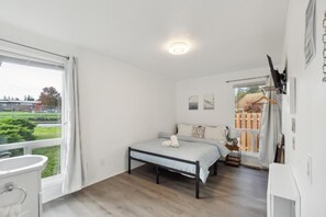 2 soverom, skrivebord, strykejern/-brett og wi-fi (inkludert)