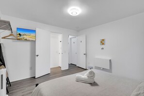 2 bedrooms, desk, iron/ironing board, free WiFi - Central Bellevue South Suite Near Downtown & I-90 (Bellevue)