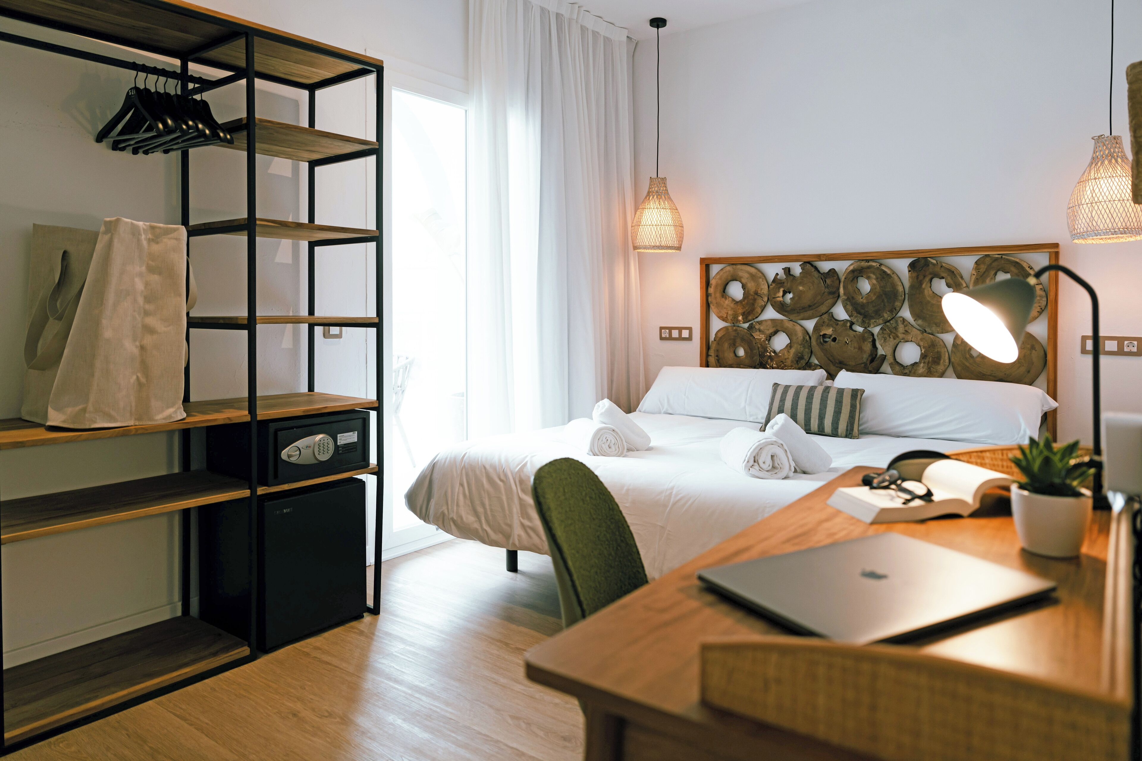 Superior Double Room, Sea View | Desk, laptop workspace, soundproofing, free WiFi