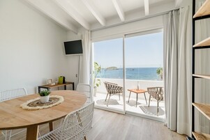 Suite Premium, vistas al mar | Zona de estar | Una televisión
