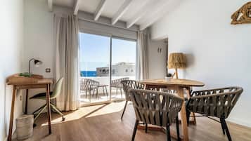 Suite Premium, vistas al mar | Caja fuerte, escritorio, espacio para trabajar con un portátil