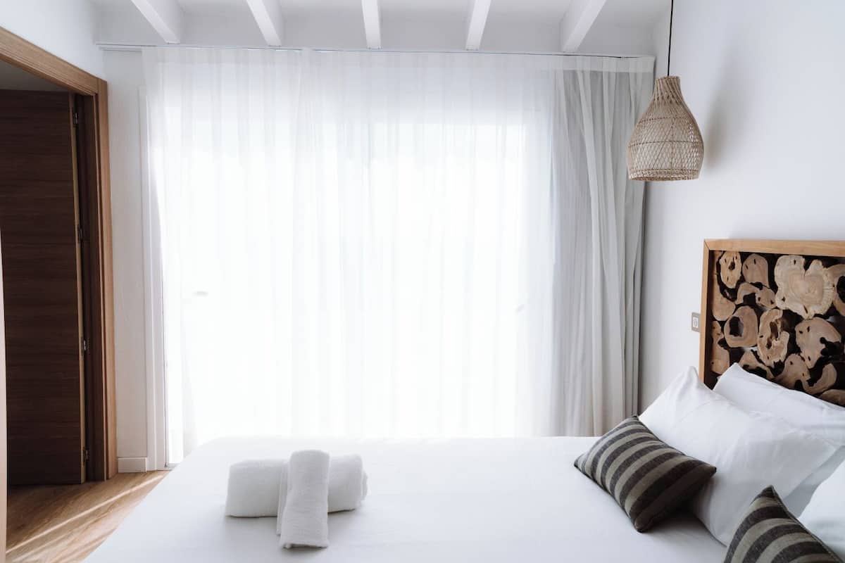 Superior Double Room, Sea View | 1 bedroom, desk, laptop workspace, soundproofing