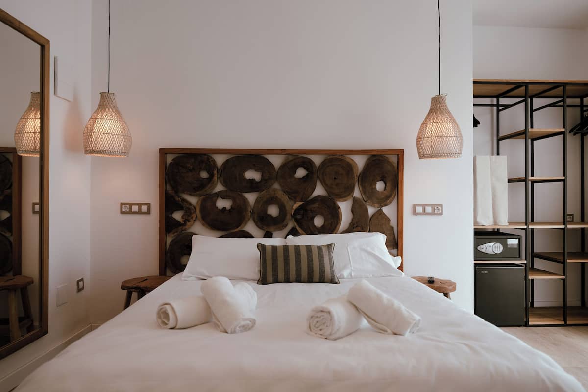 Classic Double Room, Sea View | 1 bedroom, desk, laptop workspace, soundproofing