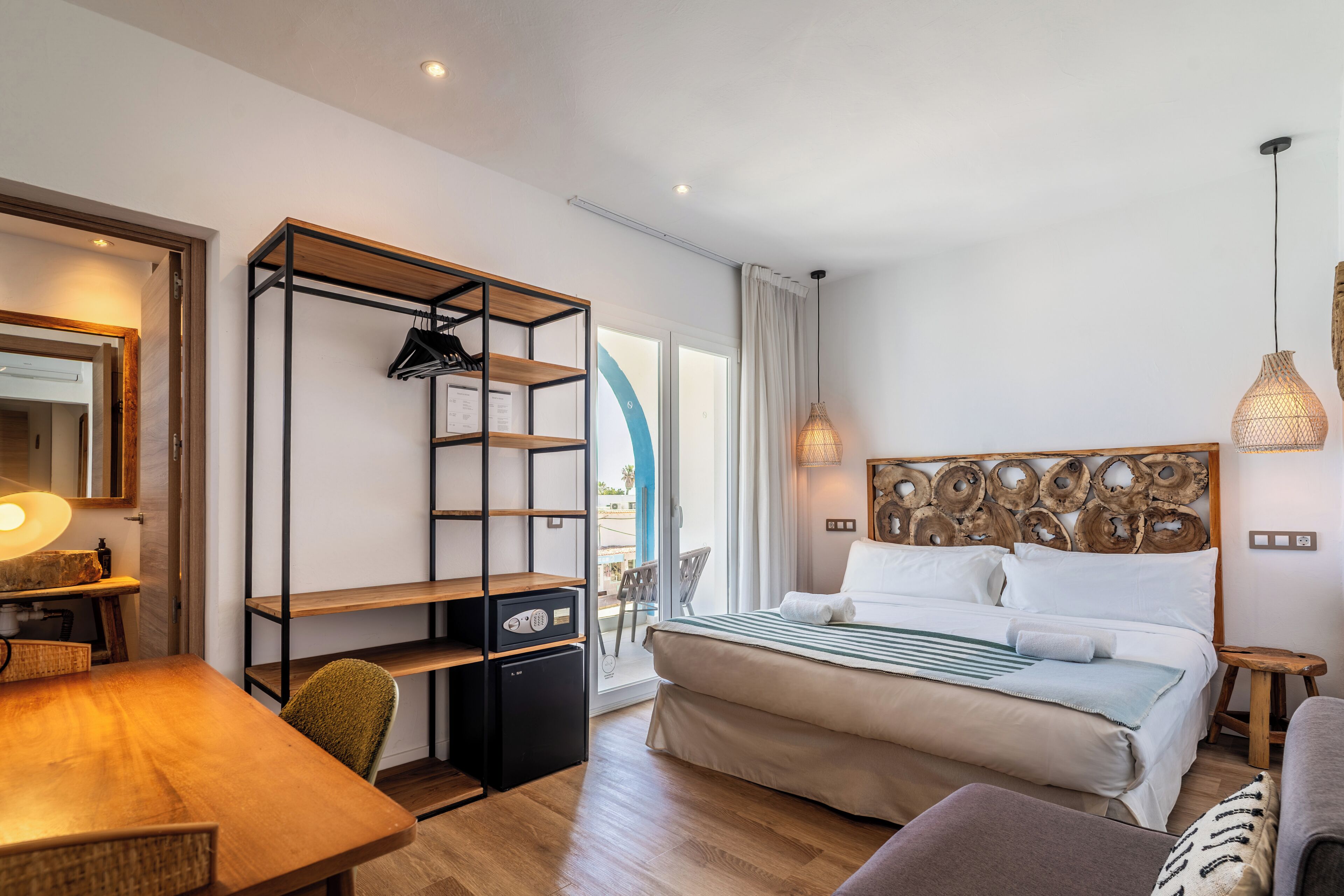 Desk, laptop workspace, soundproofing, free WiFi