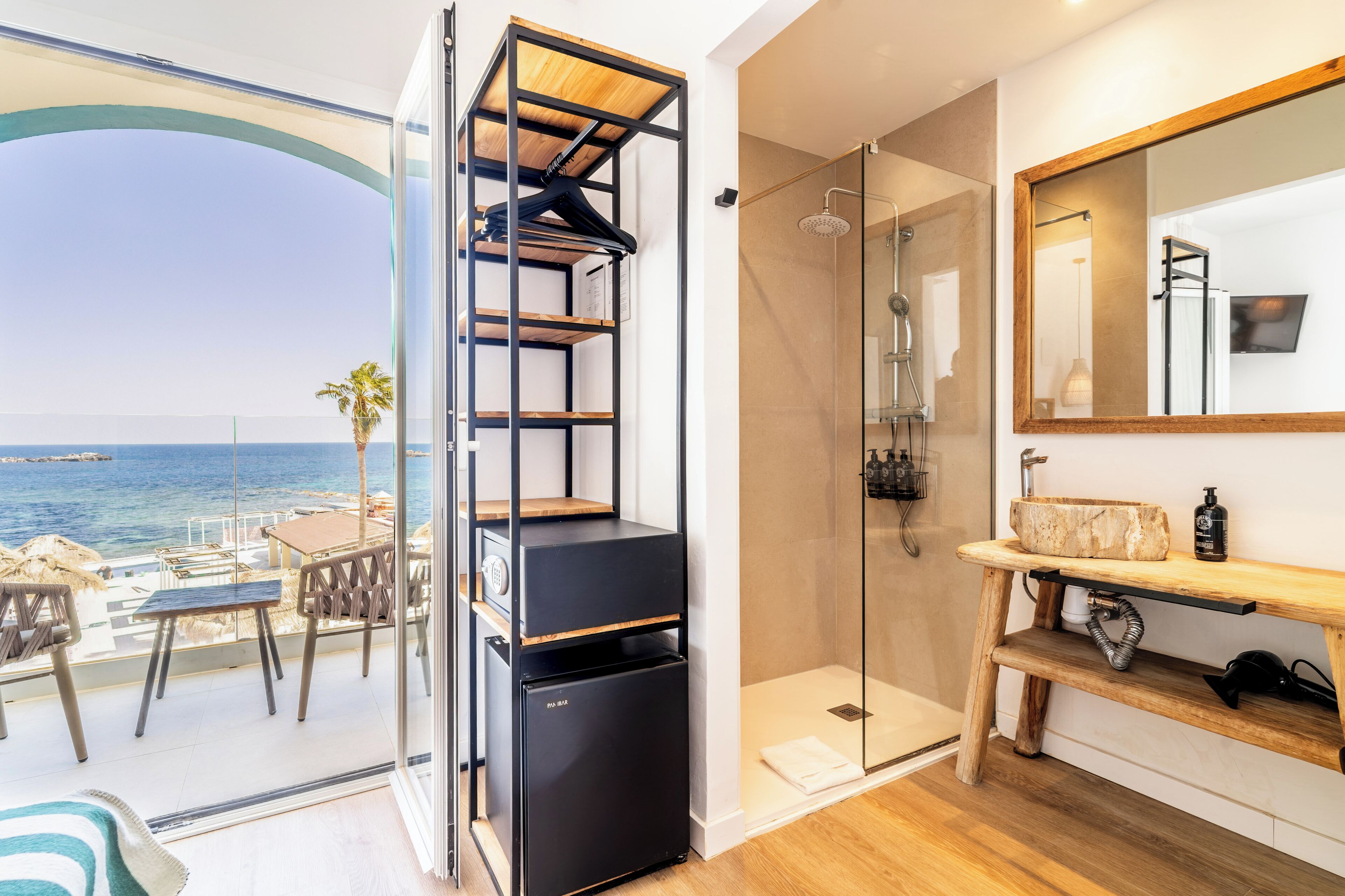 Deluxe Double Room, Sea View | Bathroom | Shower, free toiletries, hair dryer, towels