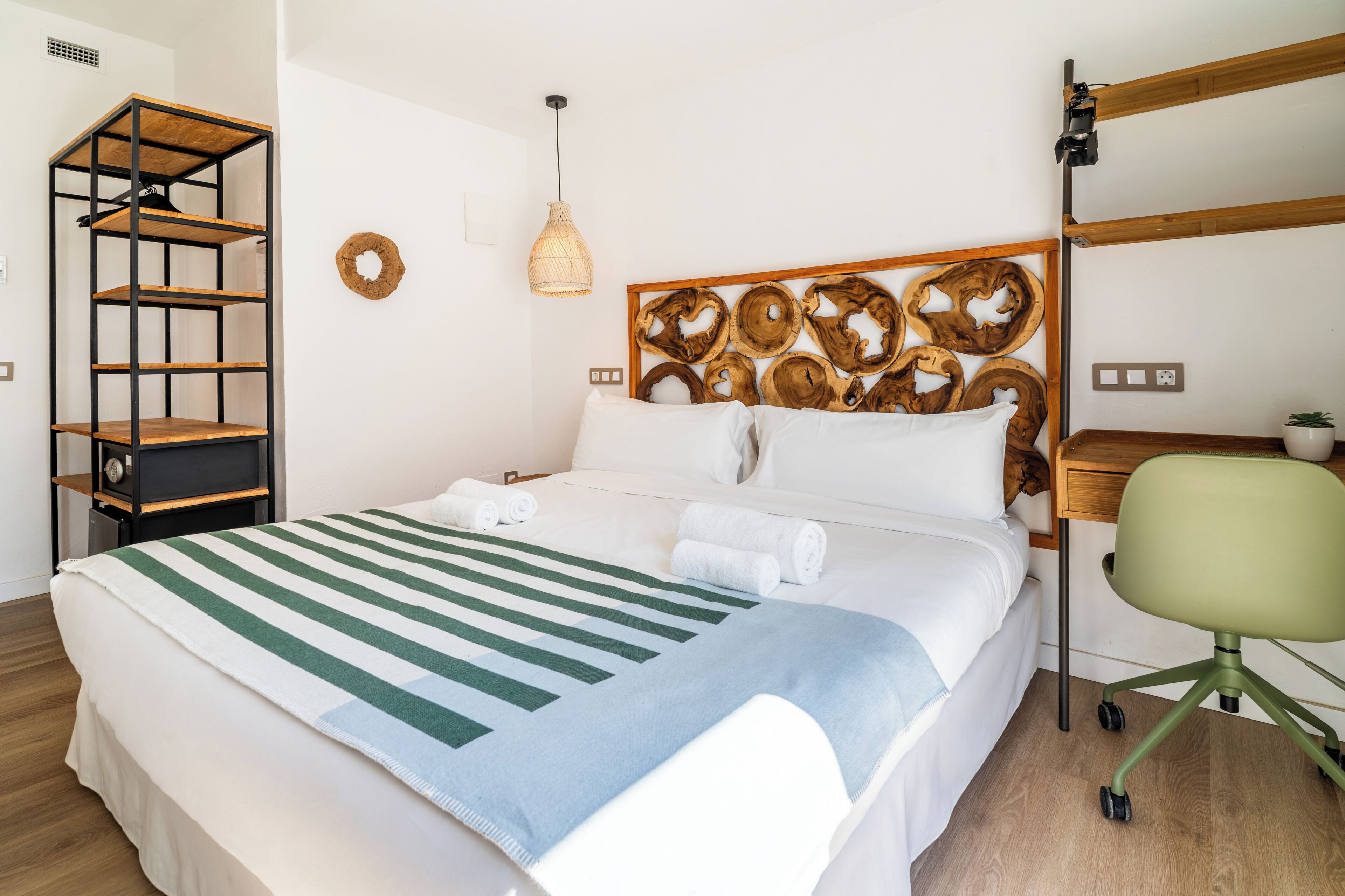 Desk, laptop workspace, soundproofing, free WiFi