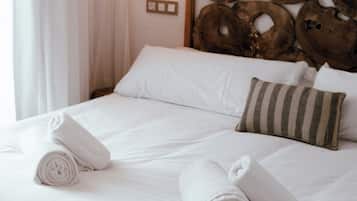 Schreibtisch, laptopgeeigneter Arbeitsplatz, schallisolierte Zimmer