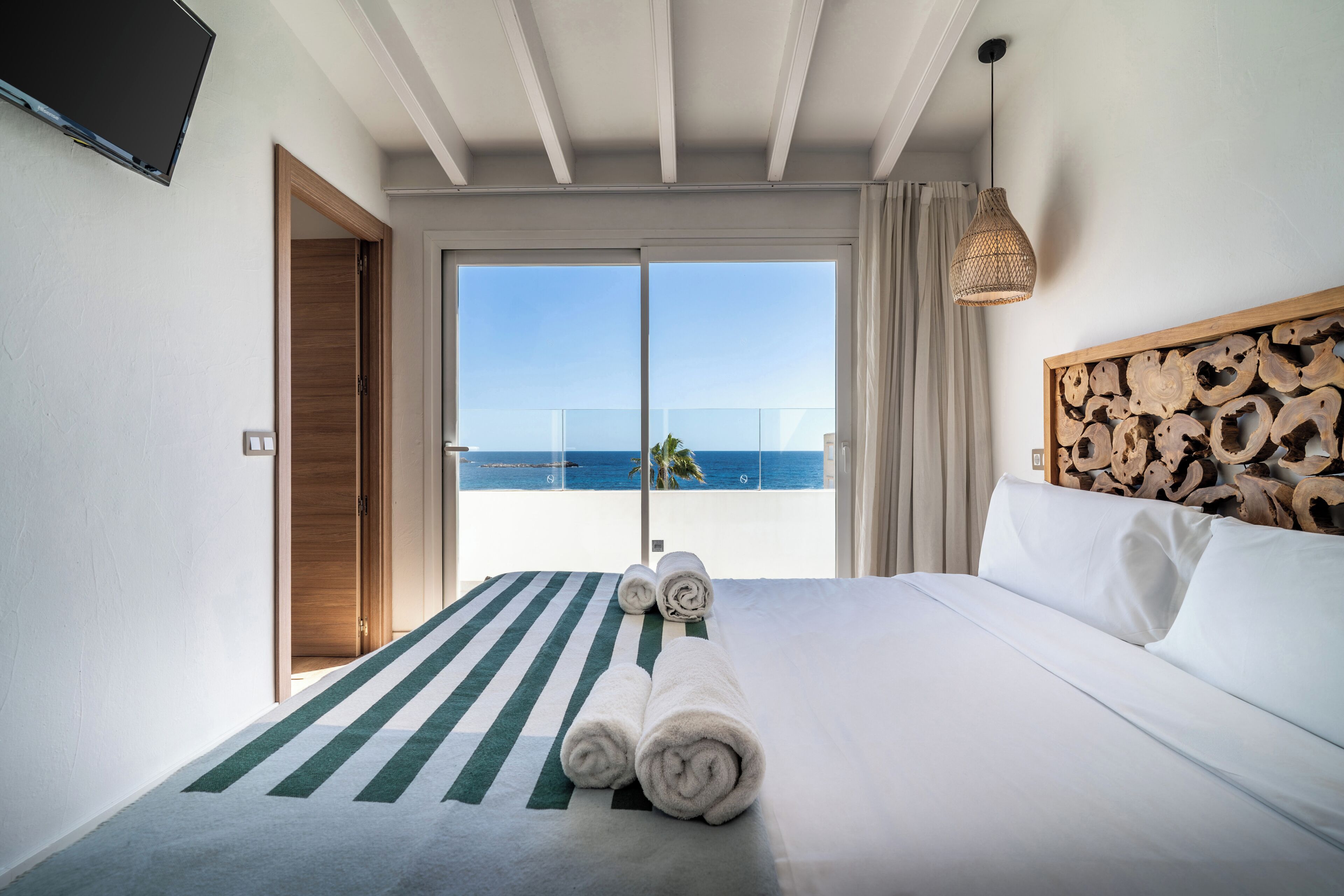 Desk, laptop workspace, soundproofing, free WiFi