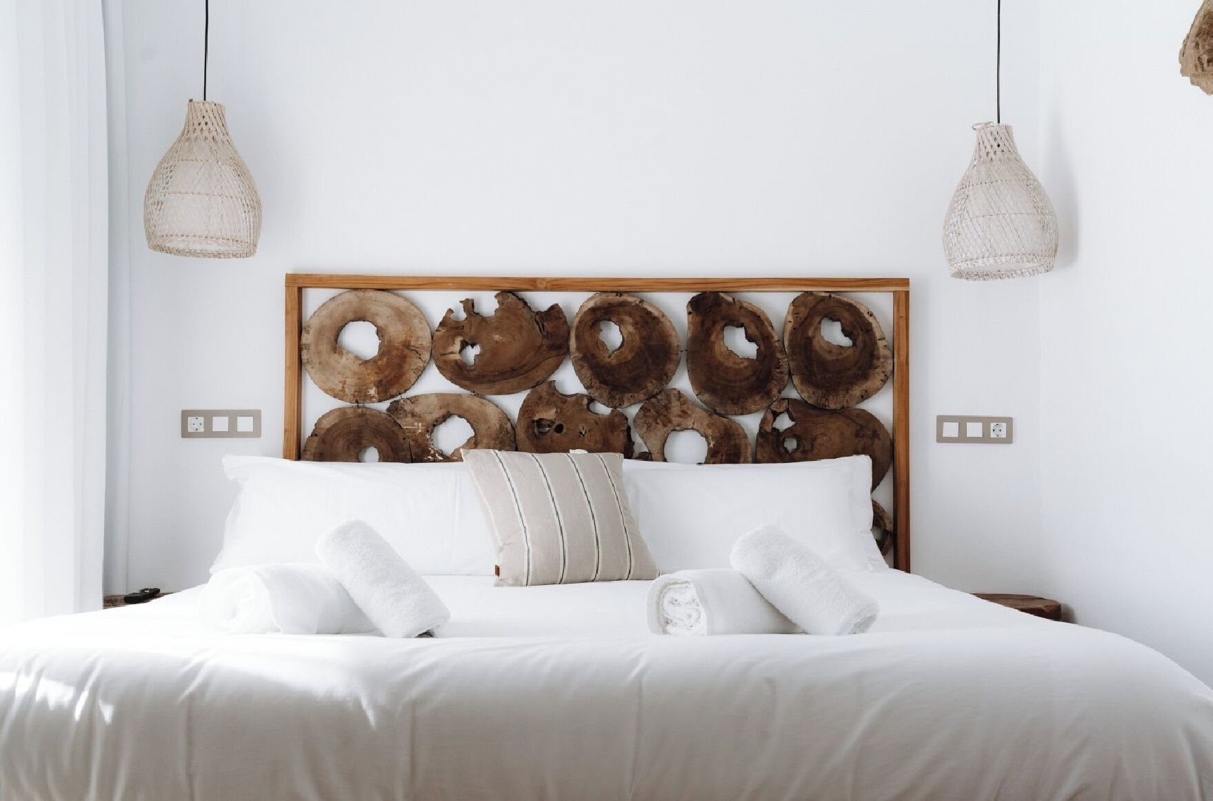 Desk, laptop workspace, soundproofing, free WiFi