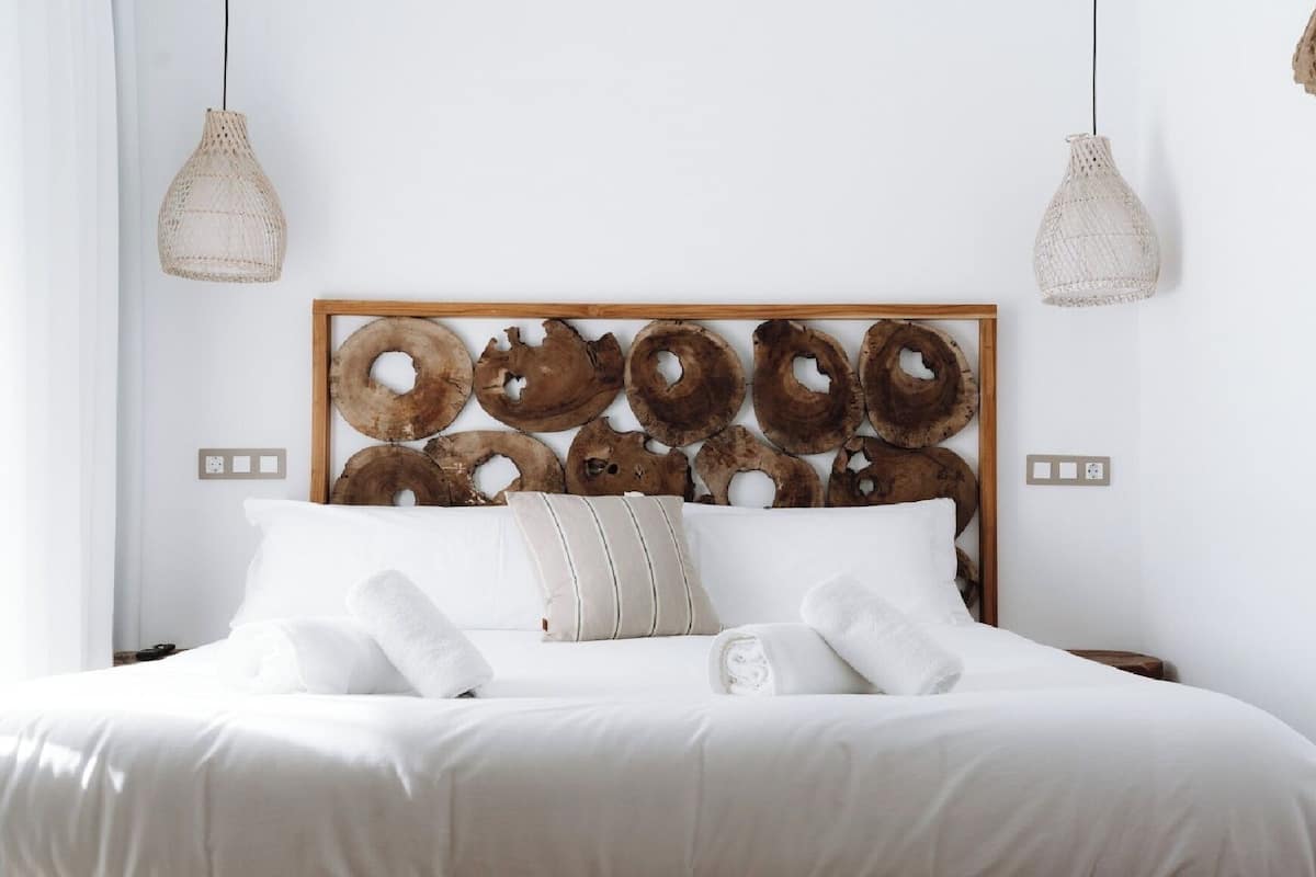 Desk, laptop workspace, soundproofing, free WiFi