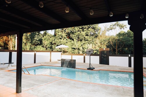 El Yunque Golden Villa house with WiFi, AC in lovely Río Grande