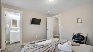 3 bedrooms, desk, iron/ironing board, free WiFi