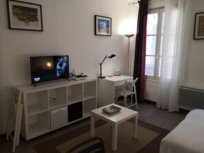 1 slaapkamer, een bureau, een strijkplank/strijkijzer, reisbedje