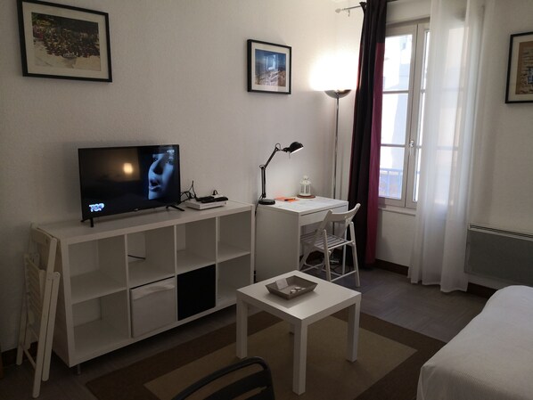 1 Schlafzimmer, Schreibtisch, Bügeleisen/Bügelbrett, Reisekinderbett