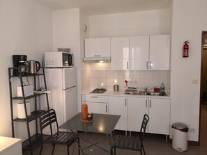 Kühlschrank, Mikrowelle, Ofen, Herdplatte