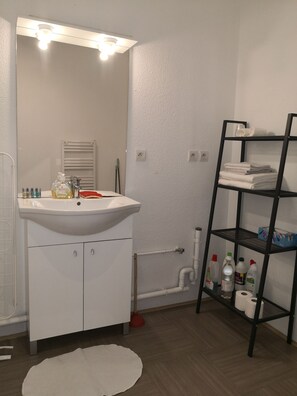 Dusche, Haartrockner, Handtücher, Seife